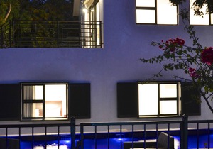 Self contained 3 bedroom luxury accommodation set in Villa Honeysuckle with pool