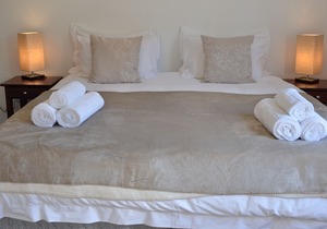 Self contained 3 bedroom luxury accommodation set in Villa Honeysuckle with pool