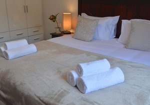 Self contained 3 bedroom luxury accommodation set in Villa Honeysuckle with pool