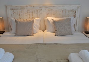 Self contained 4 bedroom luxury accommodation with pool set in Villa Honeysuckl