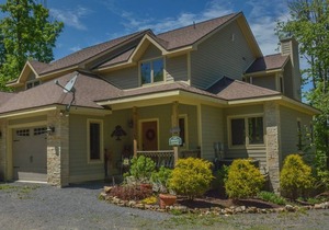 Serenity Summit: Centrally located townhome with hot tub