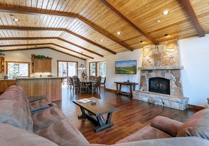 Shelton Kingswood Luxury Home - Hot Tub