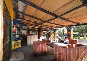 Shoestrings Backpackers & Bar