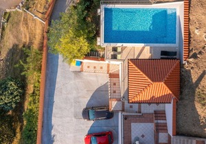 Simple and functional two bedroom apartment on island of Rab