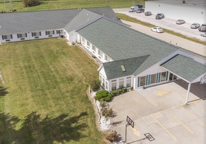 Single King Suite with Free Breakfast and Parking!