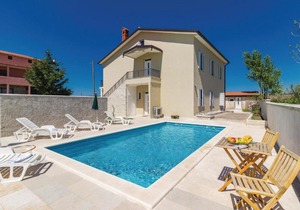 Six-Bedroom Holiday Home in Cabrunici