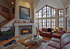 Ski-In 3 Bedroom Condo with Jacuzzi Tub & Balcony