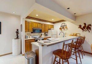 Ski-in/ski-out condo 2 blocks to the village w/hot tub, balcony, creek view
