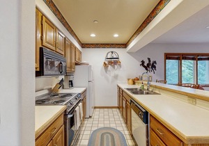 Ski-in/ski-out condo 2 blocks to the village w/hot tub, balcony, creek view