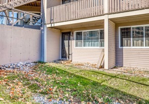 Ski-in/ski-out condo w/ mountain views & access to a shared pool & hot tub!