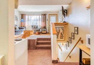 Ski-in/ski-out condo w/ mountain views & access to a shared pool & hot tub!