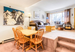 Ski-in/ski-out condo w/ mountain views & access to a shared pool & hot tub!