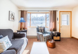 Ski-in/ski-out condo w/ mountain views & access to a shared pool & hot tub!