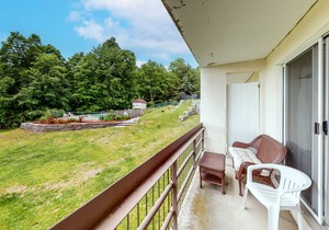 Ski-in/ski-out condo with mountain view, seasonal pool