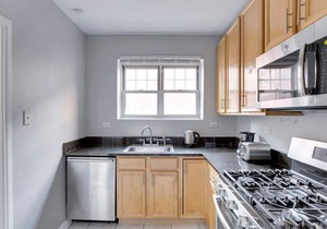 Sleek Evanston 1BR w/Dishwasher, walk to Northwestern, by Blueground