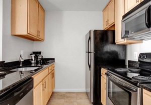Sleek Rosslyn 1BR w/W/D, Gym & Pool, 10 min walk to Metro, by Blueground