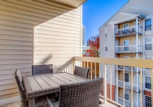 Sleek Rosslyn 1BR w/W/D, Gym & Pool, 10 min walk to Metro, by Blueground
