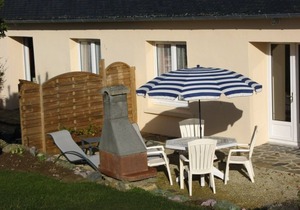 Small quiet house with private garden, very well equipped