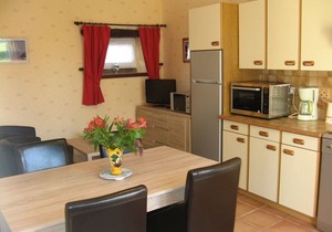 Small quiet house with private garden, very well equipped