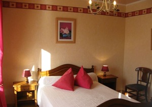 Small quiet house with private garden, very well equipped