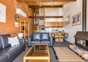 Snowbird 1 - Charming 2BR Townhouse l Lake Views l Air-Con l Off-Street Parking