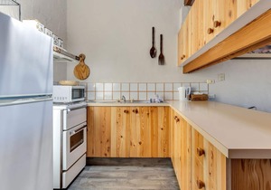 Snowbird 1 - Charming 2BR Townhouse l Lake Views l Air-Con l Off-Street Parking