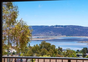 Snowbird 1 - Charming 2BR Townhouse l Lake Views l Air-Con l Off-Street Parking