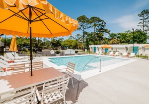 Snowbird-friendly condo with outdoor pool, central AC, & WiFi
