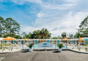 Snowbird-friendly condo with outdoor pool, central AC, & WiFi