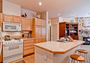 Snowstar Condo 18- Walk to Ski Lifts with Onsite Exercise Room & Hot Tub