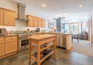 Snowstar Condo 23 - Walk to Downtown & River with Onsite Exercise Room