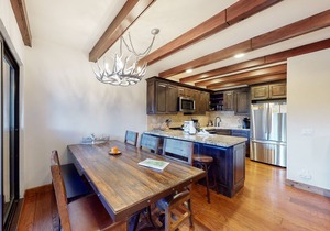 Sophisticated, dog-friendly condo in nature with fireplace - walk to village