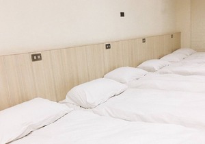 Spacious 12 Person Room close to Railway Station