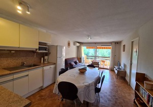 Spacious 2-BR Apartment, Pool View, 300m from Beach, A/C, Parking, Balcony, Elevator Access