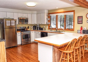 Spacious 2-story home, sleeps 12. Minutes from downtown North Conway
