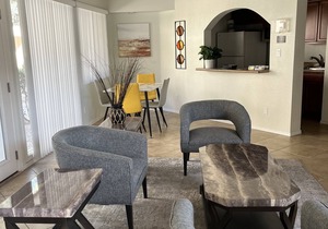 Spacious 2bd 2ba Condo, 20 min to Old Town, walk to restaurants, heated pool🌴☀️⛳️