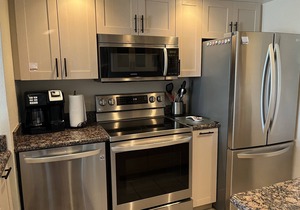 Spacious 2bd 2ba Condo, 20 min to Old Town, walk to restaurants, heated pool🌴☀️⛳️
