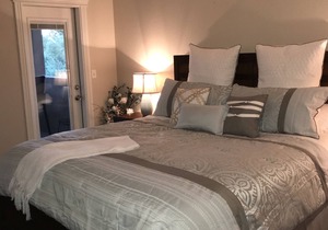 Spacious 2bd 2ba Condo, 20 min to Old Town, walk to restaurants, heated pool🌴☀️⛳️