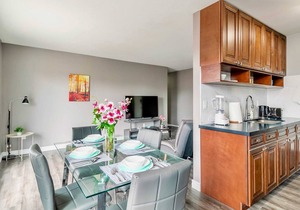 Spacious 2BR Apt with King bed - near DT Hamilton!