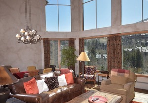 Spacious 4 Bedroom + Loft 4.5Ba Condo- Ski in/out by RedAwning