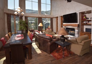 Spacious 4 Bedroom + Loft 4.5Ba Condo- Ski in/out by RedAwning