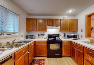Spacious condo w/private washer/dryer, deck, gas grill, free WiFi, shared pool