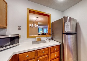 Spacious condo w/private washer/dryer, deck, gas grill, free WiFi, shared pool