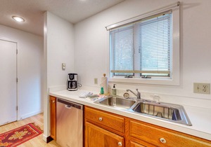Spacious condo w/private washer/dryer, deck, gas grill, free WiFi, shared pool