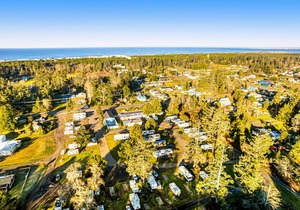 Spacious, dog-friendly getaway with fast WiFi & a full kitchen - near the beach