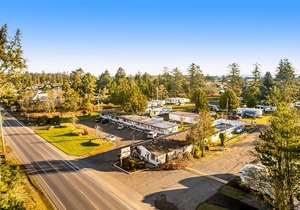 Spacious, dog-friendly getaway with fast WiFi & a full kitchen - near the beach