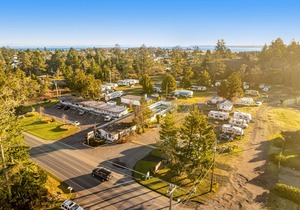 Spacious, dog-friendly getaway with fast WiFi & a full kitchen - near the beach