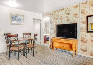 Spacious, dog-friendly getaway with fast WiFi & a full kitchen - near the beach