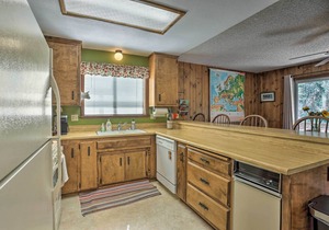 Spacious Family Cabin < 1 Mi to Lake Gregory!