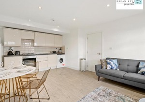 Spacious Two Bedroom Apartment by Dream Key Properties Short Lets & Long Lets Uxbridge- 1